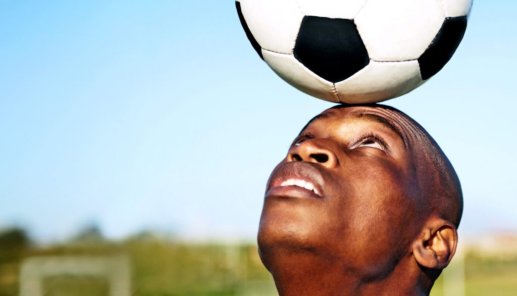 Salah satunya adalah sikap kedua lutut yang benar saat persiapan untuk melakukan teknik dasar menyundul bola dilakukan