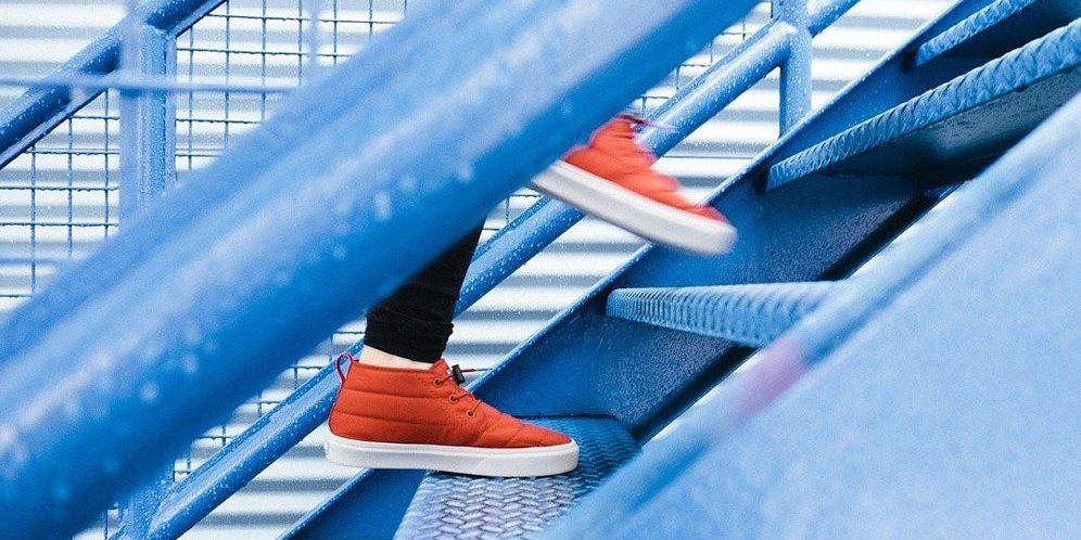 tips naik tangga untuk nyeri lutut