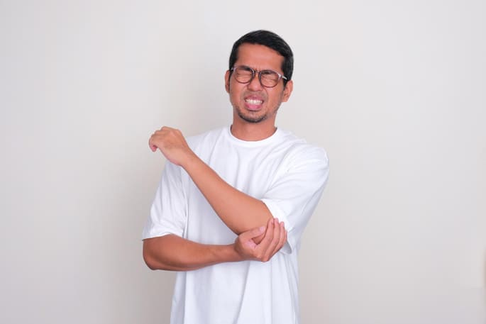 lateral epicondylitis atau tennis elbow
